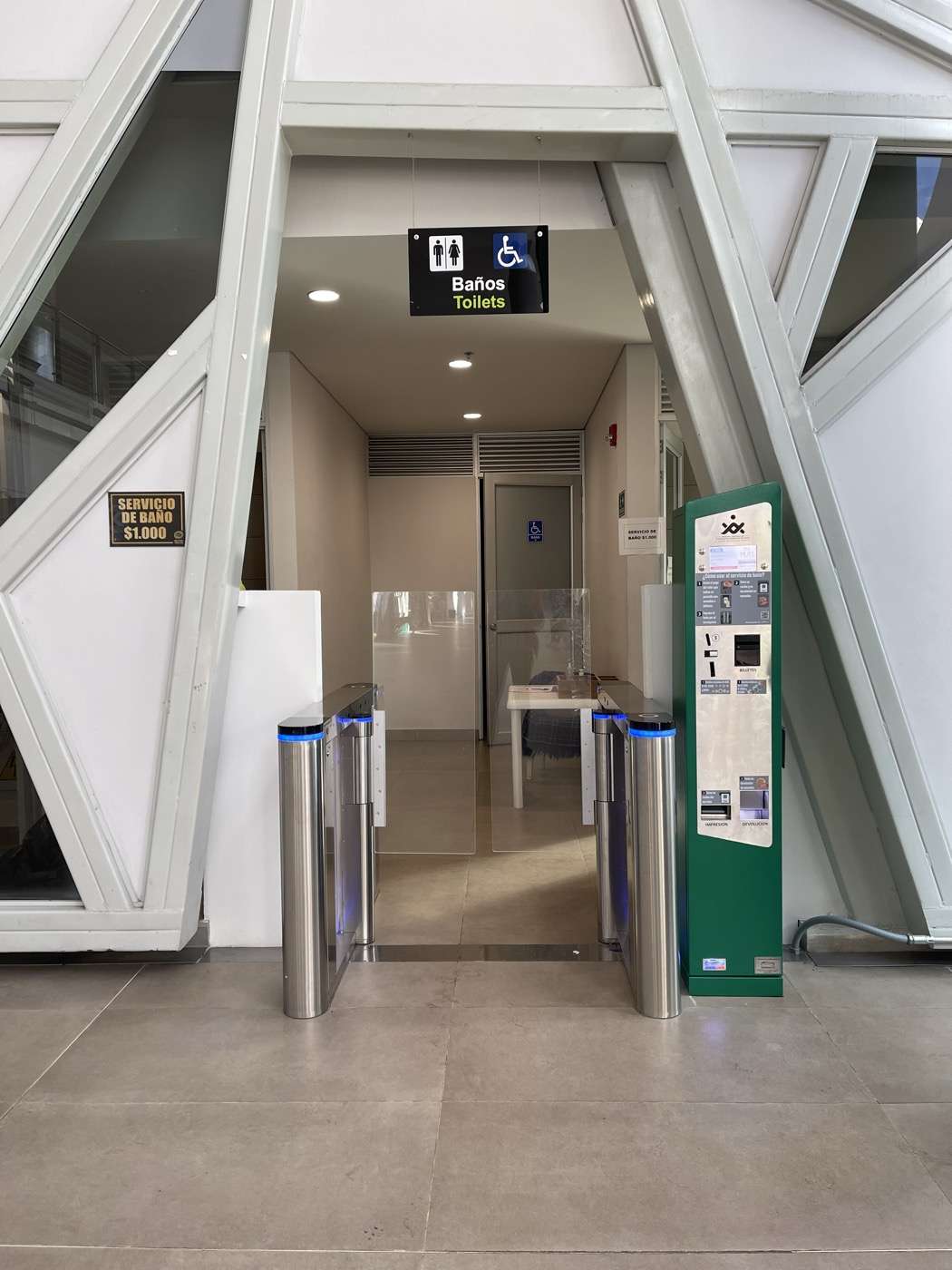 Cobro automático de servicio de baño con cajero AccessPark y torniquete de acceso